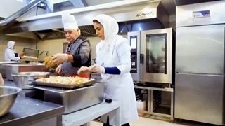 فر کامبی بروج همکار سرآشپز در آشپزخانه مدرسه ایران فرانسه