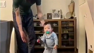 باید با این گریه کرد:)) آخ فک کنین بچه تهیونگ اینجوری راه بره