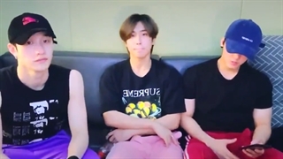 جیسونگ،چانگبین و بنگ چان عضو Stray Kids در طول لایو اخیرشون، ترک On The Ground رو پلی کردن