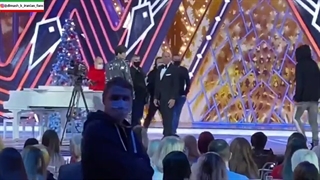 زیرنویس فارسی پشت صحنه فیلمبرداری و اجرای دیماش در برنامه نور آبی ۳ دسامبر ۲۰۲۰ از کریزی مکس