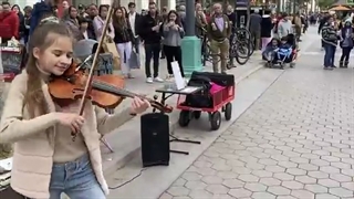 اجرای خیابانی اهنگ دنس مانکی با ویلون !!dance monkey