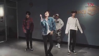 رقص آهنگ mic drop توسط fancy red