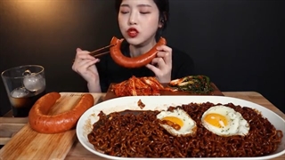 اسمرفود/خوردن نودل با طعم لوبیا سیاه/سوسیس