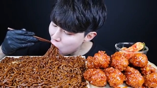 اسمرفود/خوردن نودل/مرغ سوخاری