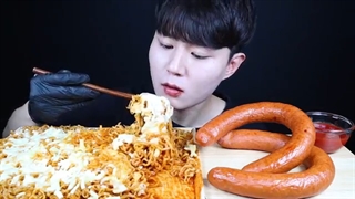 اسمرفود/خوردن نودلبا پنیر پینزا/سوسیس