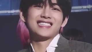 تهیونگ وقتی میفهمه یکی از ارمی ها داره ازش فیلم میگیره(فقط شکلک دراوردنش....)