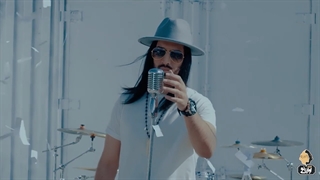 موزیک ویدئو با تو ( ماکان بند )