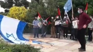 دیگه تا عمر داره پرچم بلند نمیکنه.