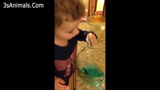 لحظات شیرین بازی کودکان با حیوانات خانگی