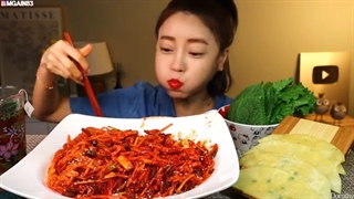 اسمر:  Spicy Raw Seafood Salad Mandu jjolmyeon