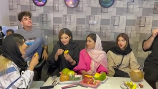 پست‌یوتیوب‌ژاتیس (آتوسا) .. میوه استوایی میخورن (پارت دو) .. وااایییییی جررررررر خیلی خوبه تههه خندس ببینید حتما