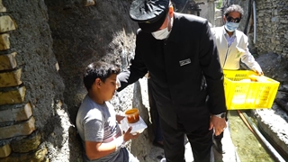 دلجویی خادمان امام رضا(علیه السلام) از آسیب دیدگان حریق روستای زشک