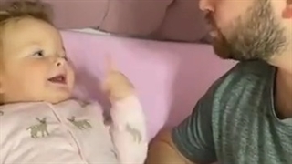 خیلی قشنگه بچه هه خودش میخواد بوسش کنن 