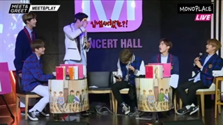 ☆astro☆واما اینجا اونوو رو داریم که برای مونبین رژ لب میکشه، هر چی رژ لب دارین بدین اونوو براتون بزنه*-*