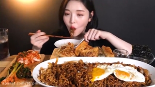 اسمرفود/خوردن نودل/کیمچی/ماهی سوخاری