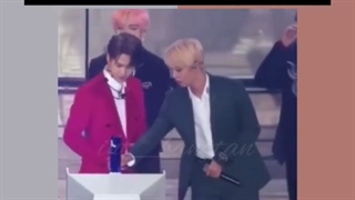 وقتی جین میخواست جایزه رو برداره ولی جیمین دکمه رو میزنه(جعرررر)