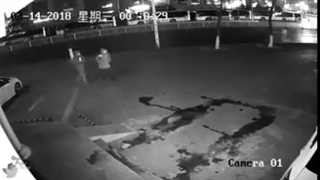 آخر و عاقبت کسی که برف یا یخ پرت میکنه همینه که مامان بابا ها میگن برف بازی نکنین