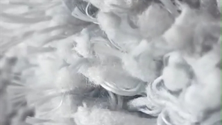 ویدئو نمای نزدیک از فرش شگی پرزبلند را رنگ طوسی موشی