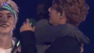 جیمین و میکروفونش قربانی اب بازی های دیروز_بغل ویمین هم که چقد قشنگ بود♡