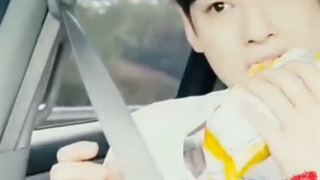 (اونوو استادبستنی خوری)کی میتونه پشت سرهم پنج تا بستنی بخوره؟؟