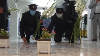 مراسم غبار روبی گلزار شهدا در حرم مطهر رضوی توسط خادمین آستان قدس