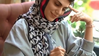 ۹ ژست عکاسی تک نفره در کافه