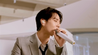 اجرای آهنگ "Love The Way" از آلبوم Point Of View:U یوگیوم