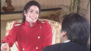 خنده های پی در پی مایکل جکسون در مصاحبه NTV ژاپن (1996)  یعنی دارم پشت هم بهتون ضربه کاری وارد میکنما...ها ها ( کپشن )