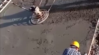 کار با ماله موتوری روی دیوار | بازرگانی لرزان صنعت