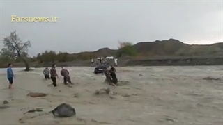نجات سرنشین یک خودرو از سیلاب در جاسک