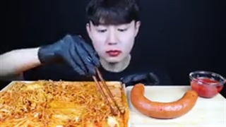 اسمرفود_خوردن نودلبا پنیر پینزا_سوسیس-144p