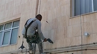 پیچ کردن سنگ نمای ساختمان جهان فرود