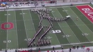 تشکیل شکل مایکل جکسون با آدم ها در زمین فوتبال و رقصیدنشان....