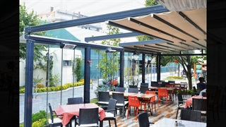 زیباترین سایبان برقی سالن پذیرایی-فروش سایبانهای مدرن متحرک-حقانی09380039391-زیباترین سقف برقی کافی شاپ