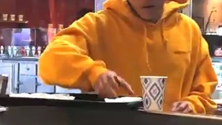 #Alan_chikin_chow/هممون وقتی میبینیم تو یه مغازه شیرینی گزاشتن@~@