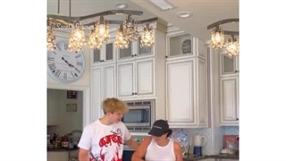 به مامانش فحش عربی داد