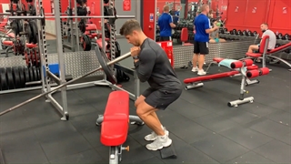 اسکوات لامبرجک از روی پاشنه پاها نزدیک