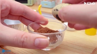 آشپزی مینیاتوری کیک شکلاتی اسفنجی با تزیین توت فرنگی