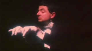 مستر بین (روان اتکینسون) اجرای بتهوون سونات پاتِتیک (غم‌انگیز) و موومان سوم مهتاب