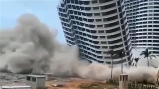 چینی ها این گونه آسمان خراش ها قدیمی را تخریب میکنند!