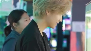 تهیونگ سعی کرد با دستگاه برای آرمی عروسک بگیره