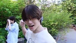 چیزی که راجب بومگیو بهش توجه نمیشه ! اون برخلاف همگروهیاش ، سرش تو گوشی نیست :)