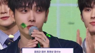 بوی نکست دور اولین جایزه ی خوشو برددددد :> جیغغغغ + کپشن