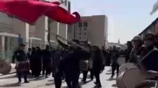 آیین دمام زنی در خیابان های منتهی به حرم امام رضا (ع)