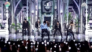 فنکم گروهی برای اجرای cream soda در موزیک کر