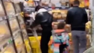 وقتی دیدید بچه ساکته بدونید یک گوشه داره یک خرابکاری دیگه می کنه :) کی سونگهون رو تنها گذاشته اخه...به مامان جی زنگ بزنید:)