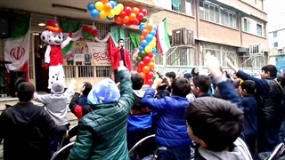 عروسک تنپوش مارشال در جشن مدرسه