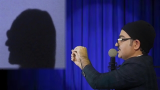 اجرای هنر سایه بازی با دست به همراه تقلید صدا