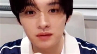 استی یه ویدیو میم برای مینهو گذاشت که باید توش می‌گفت " نونا، تو زنِ منی. " فقط جوری که گفت و خجالت کشید و خندید