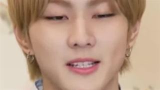 همه بعد دیدن عکس روی ویدیو تعجب کردن تا اخر کار دیدن همش زیر سر پیشی کوچولو بوده.......بدبخت جی~~~